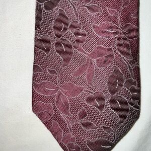Chaps Men’s Burgundy Neck Tie With Pattern.